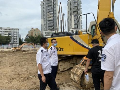 西鄉(xiāng)在全市首創(chuàng)黃綠標(biāo)簽制度，非道路移動(dòng)機(jī)械設(shè)備進(jìn)入身份管理新局面