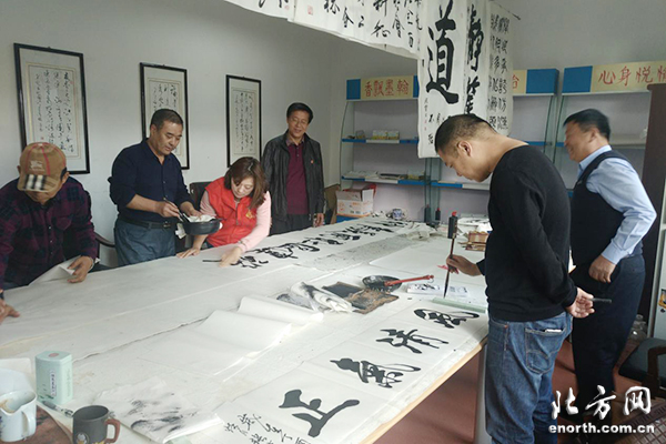 翰墨飄香聚鄰里，津南聚和園社區書法交流活動促和諧